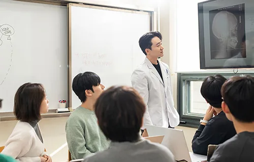 연세대학교 치과대학 외래교수 이지민 원장이 치의학과 학생들에게 치과교정학을 강의하는 모습